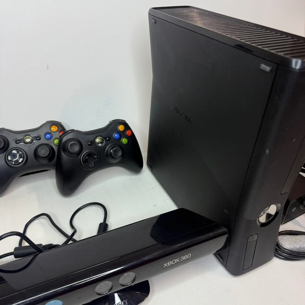 Microsoft Xbox 360 S Console Bundle 2 Controllers Kinect Call of Duty FIFA 17